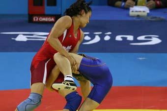 Carol Huynh of Canada (red) wrestles with Icho Chiharu of Japan during the women's freestyle 48kg final at the Beijing 2008 Olympic Games wrestling event in Beijing, China, Aug. 16, 2008. Carol Huynh won the bout and got the gold medal. (Xinhua/Lu Mingxiang)