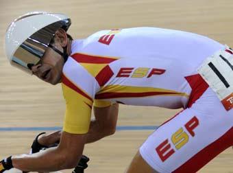 Joan Llaneras of Spain rides in the Men’s Points Race of the cycling-track event during the Beijing 2008 Olympic Games at the Laoshan Velodrome in Beijing, China, Aug. 16, 2008. Joan Llaneras ranked 1st in the match and won the gold medal. (Xinhua Photo)