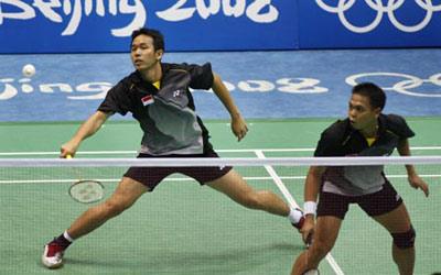 Markis Kido and Hendra Setiawan (L) of Indonesia compete with Cai Yun and Fu Haifeng of China at the men's doubles gold medal match of the Beijing 2008 Olympic Games badminton event, in Beijing, China, Aug. 16, 2008. Markis Kido and Hendra Setiawan won the match 2-1 and grabbed the gold medal. (Xinhua Photo)