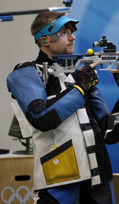 Matthew Emmons of the United States competes during the men's 50m rifle 3 positions final of the Beijing 2008 Olympic Games Shooting event in Beijing, China, Aug. 17, 2008. Matthew Emmons won the 4th with a total of 1270.3. (Xinhua)