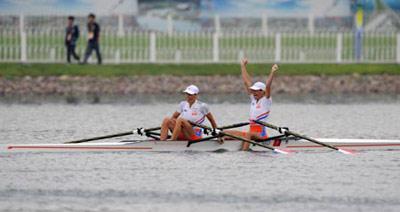 Kirsten van der Kolk and Marit van Eupen of the Netherlands celebrates during lightweight Women's Double Sculls Final A of Beijing 2008 Olympic Games rowing event at Shunyi Rowing-Canoeing Park in Beijing, China, Aug. 17, 2008. The Dutch duet won the gold medal of the event. (Xinhua Photo)
