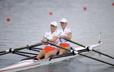 Kirsten van der Kolk and Marit van Eupen of Netherlands scull strokes during LWT Women's Double Sculls Final A of Beijing 2008 Olympic Games rowing event at Shunyi Rowing-Canoeing Park in Beijing, China, Aug. 17, 2008. (Xinhua Photo)