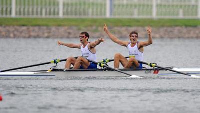 Zac Purchase and Mark Hunter of Great Britain celebrate during lightweight Men's Double Sculls Final A of Beijing 2008 Olympic Games rowing event at Shunyi Rowing-Canoeing Park in Beijing, China, Aug. 17, 2008. The British duet won the gold medal of the event.(Xinhua Photo)