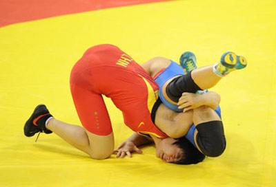 Wang Jiao (red) of China fights against Stanka Zlateva of Bulgaria during the women's freestyle 72 kg gold medal match of Beijing 2008 Olympic Games Wrestling event in Beijing, China, Aug. 17, 2008. Wang Jiao beat Stanka Zlateva and grabbed the gold. (Xinhua Photo)