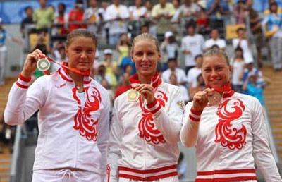 Gold medalist Elena Dementieva (C), silver medalist Dinara Safina (L) and bronze medalist Vera Zvonareva, all of Russia, show their medals at the awarding ceremony of women's singles gold medal of Beijing Olympic Games tennis event in Beijing, China, Aug. 17, 2008. (Xinhua Photo)