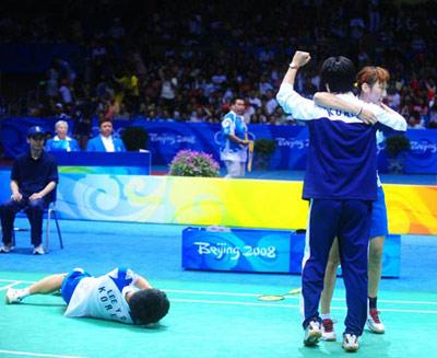 Lee Hyojung and Lee Yongdae of South Korea celebrate victory during the mixed doubles gold medal match of the Beijing 2008 Olympic Games badminton event in Beijing, China, Aug. 17, 2008. Lee Hyojung and Lee Yongdae of South Korea won the match over Widianto Nova and Liliyana of Indonesia and got the gold medal. (Xinhua Photo)
