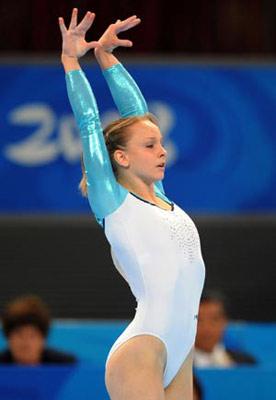 Sandra Izbasa of Romania performs on the floor during women's apparatus final of Beijing 2008 Olympic Games at National Indoor Stadium in Beijing, China, Aug. 17, 2008. Sandra Izbasa claimed the title of the event with a score of 15.650.(Xinhua Photo)