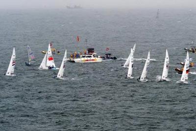 Dinghies compete in the rain during the Yngling medal race at the Beijing 2008 Olympic Games sailing event at Qingdao Olympic Sailing Center in Qingdao, an-Olympic co-host city in eastern China’s Shandong Province, Aug. 17, 2008. The British team won the gold medal of the event. (Xinhua/Song Zhenping)