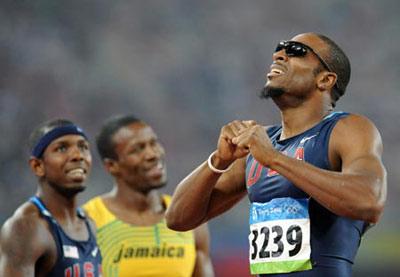 Angelo Taylor (R) of the United States celebrates after the men's 400m hurdles final at the National Stadium, also known as the Bird's Nest, during Beijing 2008 Olympic Games in Beijing, China, Aug. 18, 2008. Angelo Taylor claimed the title in this event. (Xinhua Photo)
