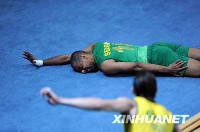 Brasil defeats Germany in the men's volleyball team 3-0. Brasilian athlete Sergio Santos gets injured when he is trying to save the ball during the match, Aug.18. (Xinhua/Zhao Zhizhong) 