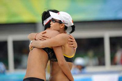 Wang Jie and Tian Jia (R) of China celebrate after winning the women's semifinal of the Beijing 2008 Olympic Games beach volleyball event against Xue Chen and Zhang Xi of China in Beijing, China, Aug. 19, 2008.(Xinhua Photo)
