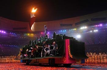 Photo taken on Sept. 17, 2008 shows a scene of the London 2012 flag handover presentation on the Beijing 2008 Paralympic Games closing ceremony in the National Stadium, or the Bird's Nest, Beijing, capital of China. The closing ceremony kicked off at 8 p.m. sharp on Wednesday. (Xinhua/Li Ga)