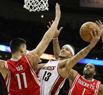 Cleveland Cavaliers Delonte West (13) puts up a shot between Houston Rockets defenders Yao Ming (11) and Tracy McGrady (1) during the first quarter of their NBA basketball game in Cleveland December 23, 2008.REUTERS/Aaron Josefczyk (UNITED STATES)