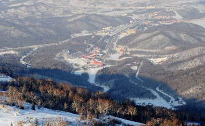 Photo taken on Feb 17, 2009 shows the full extent of Yabuli Ski Resort, 195km southeast away from Harbin City, capital of northeast China's Heilongjiang Province. (Xinhua/Wang Jianwei)