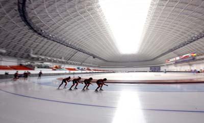 Skaters of Japan take a training session for speed skating competitions of the 24th World Winter Universiade at Heilongjiang Speed Skating Gym in Harbin, capital of northeast China's Heilongjiang Province, Feb.17, 2009. The 24th World Winter Universiade will start on Feb. 18 in Harbin. (Xinhua/Fan Jun)