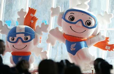 Photo taken on Feb.17, 2009 shows Dongdong, the mascot of the 24th Winter Universiade in Yabuli Ski Resort. Snow sports of the 24th World Winter Universiade will take place at Yabuli Ski Resort and Maoershan Ski Resort outside Harbin, capital of northeast China’s Heilongjiang Province. The 24th World Winter Universiade will start on Feb. 18 in Harbin. (Xinhua/Xu Jiajun)