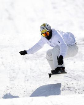 Mateusz Ligocki of Poland competes during the qualifications of men's snowboard cross in the 24th World Winter Universiade at the Maoershan Ski Resort, 85km southeast from Harbin, capital of northeast China's Heilongjiang Province, Feb. 20, 2009. Mateusz Ligocki took the first place after the qualifications with 58.13.(Xinhua/Liao Yujie)