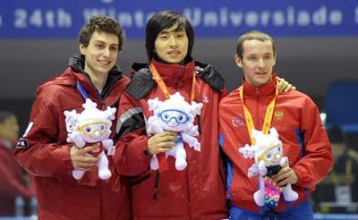 Gold medalist Lee Seung Hoon (C) of South Korea, silver medalist Canada's Guillaume Bastille (L) and bronze medalist Russia's Ruslan Zakharov pose for group photos during the awarding ceremony for men's 1000m of short track speed skating in the 24th World Winter Universiade in Harbin, capital of northeast China's Heilongjiang Province, Feb. 23, 2009. (Xinhua/Chen Kai)