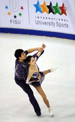 China's Zhang Dan (R) and Zhang Hao perform during the pairs free skating of figure skating at the 24th World Winter Universiade in the Harbin International Conference, Exhibition and Sports Center Gym in Harbin, capital of northeast China's Heilongjiang Province, Feb. 22, 2009.  (Xinhua/Yang Zongyou) 