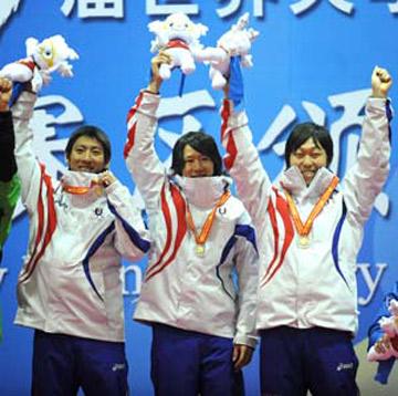 Hatakeyama Chota (L) of Japan waves to the spectators with his compatriots Kaede Naoki (C) and Nagai Takehiro during the awarding ceremony for Nordic Combined team competition in the 24th World Winter Universiade at the Yabuli Ski Resort 195km southeast away from Harbin, capital of northeast China's Heilongjiang Province, Feb. 22, 2009. Japan won the title. (Xinhua/Xu Yu)