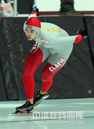 China's Jin Peiyu led all the way from the start, claiming the gold with a record-setting time of one minute and 16.83 seconds.