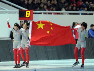 Athletes of China celebrate after the women's team pursuit final of speed skating in the 24th World Winter Universiade in Harbin, capital city of northeast China's Heilongjiang Province, Feb. 26, 2009. The team of China claimed the title with a time of 03:07.38. (Xinhua/Liu Dawei)