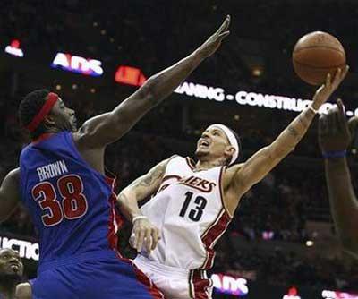 Cleveland Cavaliers' Delonte West (13) puts up a shot over Detroit Pistons' Kwame Brown (38) during the second quarter of Game 2 of their NBA Eastern Conference basketball playoff series in Cleveland, April 21, 2009. REUTERS/Aaron Josefczyk