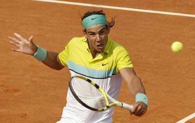 Rafael Nadal of Spain returns a ball to Frederico Gil of Portugal during their match at the Barcelona Open tennis tournament April 22, 2009.Nadal set the perfect winning example with his 6-2, 6-2 opening victory over Gil.(Xinhua/Reuters Photo)