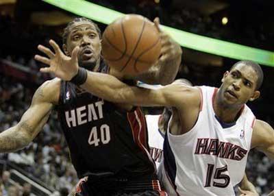 Miami Heat's Udonis Haslem (40) and Atlanta Hawks' Al Horford reach for a loose ball in the second quarter of Game 2 of NBA Eastern Conference basketball playoff action on Wednesday, April 22, 2009, in Atlanta.(AP Photo/John Bazemore) 