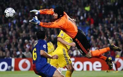 Chelsea' goalkeeper Petr Cech (top) makes a save from the shot of Barcelona's Xavi Hernandez (L) during their Champions League semi-final first leg soccer match at Nou Camp in Barcelona April 28, 2009.  (Xinhua/Reuters Photo)