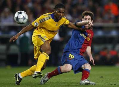 Barcelona's Lionel Messi (R) is challenged by Chelsea's Florent Malouda during their Champions League semi-final first leg soccer match at Nou Camp in Barcelona April 28, 2009.   (Xinhua/Reuters Photo)