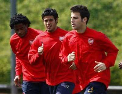 Arsenal's Alexandre Song (L), Carlos Vela (C) and Cesc Fabregas attend a team training session in London Colney, north of London April 28, 2009. Arsenal are due to play Manchester United in a Champions League semi-final first leg in Manchester on Wednesday.REUTERS/ Eddie Keogh (BRITAIN SPORT SOCCER) 