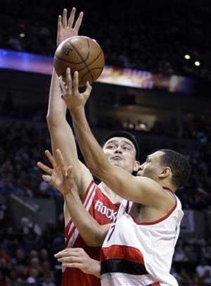 Houston Rockets' Yao Ming, of China, attempts to defend as Portland Trail Blazers' Brandon Roy shoots during the second half of Game 5 of a first-round NBA basketball playoff series in Portland, Ore., Tuesday, April 28, 2009. The Trail Blazers defeated the Rockets 88-77.(AP Photo/Rick Bowmer) 
