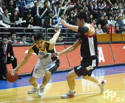 Xinjiang Guanghui (White) beat Guangdong Dongguan Bank 98-95 in third game of CBA finals.