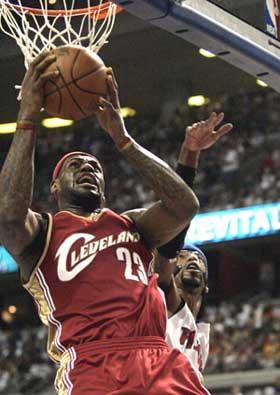 Cleveland Cavaliers forward LeBron James goes to the basket past Detroit Pistons guard Richard Hamilton during the first half of Game 4 of their NBA Eastern Conference playoff series in Auburn Hills, Michigan April 26, 2009.(Xinhua/Reuters Photo)