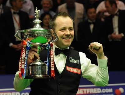 Scotland's John Higgins celebrates his victory in the awarding ceremony after defeats England's Shaun Murphy by 18-9 in the two-day final match of 2009 World Snooker Championship in Sheffield, England, May 4, 2009. (Xinhua/Zeng Yi)