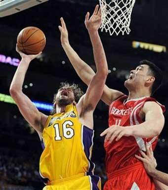 Houston Rockets center Yao Ming, of China, right, blocks a shot by Los Angeles Lakers center Pau Gasol, of Spain, in the second half during Game 1 of a second-round NBA playoff series in Los Angeles, Monday, May 4, 2009. The Houston Rockets won 100-92.(AP Photo/Chris Carlson) 