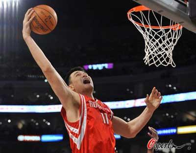 Houston Rockets center Yao Ming slam dunks during the first half of Game 2 of the NBA West Conference semi-final between the Rockets and the Los Angeles Lakers in Los Angeles on Thursday, May 07, 2009. [Photo: Osports.cn]