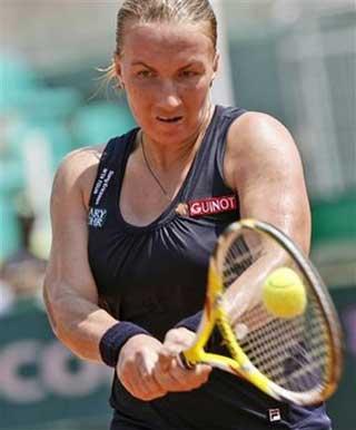 Svetlana Kuznetsova, of Russia, returns the ball to Jelena Jankovic, of Serbia, during their quarter final match at the Italian Rome Masters tennis tournament in Rome, Thursday, May 7, 2009. Kuznetsova won 6-1, 7-6(3).(AP Photo/Alessandra Tarantino) 