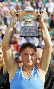 Dinara Safina of Russia holds the trophy after beating her compatriot Svetlana Kuznetsova during their final match at the Rome Masters tennis tournament in Rome May 9, 2009. Safina won 6-3 6-2. (Xinhua/Reuters Photo)