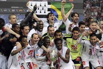 En Avant Guingamp's players celebrate after winning their French Cup final soccer match against Stade Rennes at the Stade de France Stadium in Saint-Denis, near Paris May 9, 2009.(Xinhua/Reuters Photo)