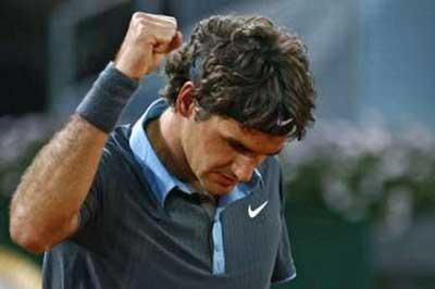 Roger Federer beat Robin Soderling in straight sets to move to the third round on Tuesday.