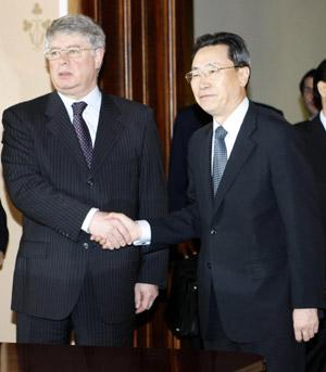 Chinese Vice Foreign Minister Wu Dawei (R) meets with Russian Deputy Foreign Minister Alexei Borodavkin in Moscow, Russia, July 4, 2009, to discuss the nuclear issue on the Korean Peninsula and the situation in Northeast Asia.(Xinhua/Lu Jinbo)
