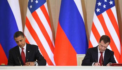 U.S. President Barack Obama and Russian President Dmitry Medvedev sign agreements in Moscow, capital of Russia, July 6, 2009. Obama and Medvedev signed a joint statement on anti-missile issue and a new arms reduction agreement here on Monday. (Xinhua/Lu Jinbo)
