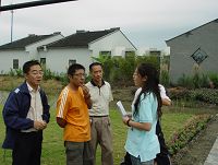 2008年9月6日與當地電視臺工作人員協調
