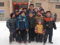 2008年1月陜西乾縣《快樂關中漢》和孩子們在一起