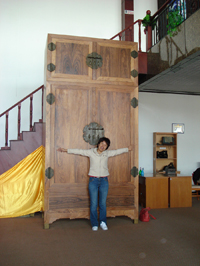 2006年三八節活動 <br>超大的衣櫃