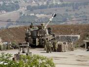以色列士兵守護在火炮前