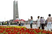 唐山抗震紀念碑廣場擺滿鮮花