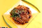 香菇肉絲炒米粉+青翠蔬菜沙拉